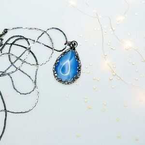 260. Dainty Resin Necklace Silvertone